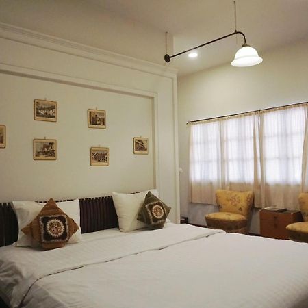 Manee Guesthouse And Record บ้านมานี Chiang Mai Exterior photo